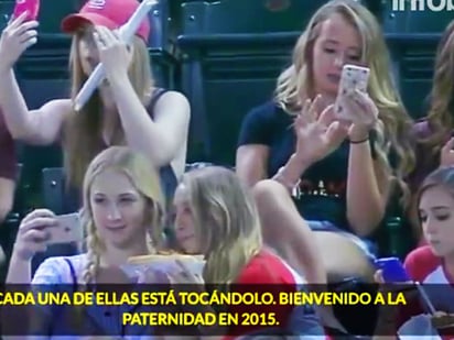 Varias féminas fueron captadas tomándose selfies en lugar de poner atención en el encuentro. (ESPECIAL)