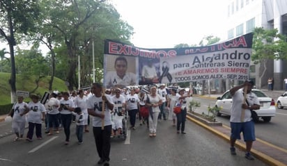 Los manifestantes gritaban consignas en contra de la autoridad, porque consideran que la muerte de Alejandro de 26 años y Miguel Ángel de 31 fue una confusión por parte de los elementos federales. (TWITTER)