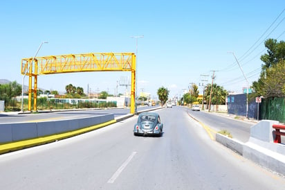 A medias. Sin permiso, desde el año pasado, comenzó la construcción de este puente peatonal en Diagonal Las Fuentes y Paseo de la Soledad. Tiene meses abandonado y hasta ayer fue autorizado. (Fernando Compeán)