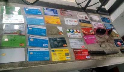 Tenía en su poder alrededor de 30 tarjetas bancarias, así como un cuchillo.
