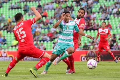 Un Santos que no levanta aún con Ayestarán recibe a los encendidos Diablos Rojos del Toluca que han ganado en sus tres últimas visitas en el Apertura 2015. (TWITTER)