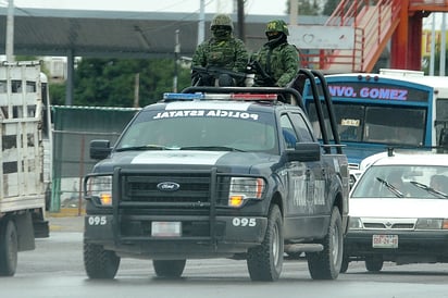 Droga. Agentes de la Policía Estatal Acreditable y de la Militar, detuvieron a la muchacha y los otros sujetos.