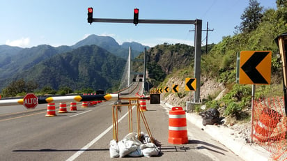 Detenido. Antes de ingresar a uno de los puentes y el túnel Carrizo, se detiene el tráfico. 