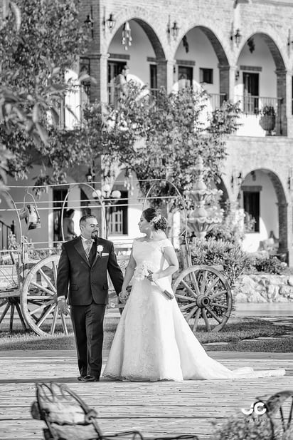 Srita. Victoria Elizabeth Blanquet Meza y Dr. César Augusto Galarza Martínez en una fotografía de estudio el día de su boda.- JC estudio