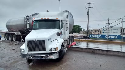 Al sitio acudieron agentes de la Policía Federal, quienes encontraron un tráiler con una pipa llena de leche, la unidad había derrapado minutos antes y salió parcialmente hacia una de las zonas deprimidas de la Vialidad. (El Siglo de Torreón)
