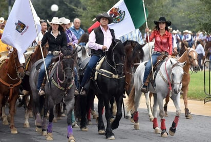 Jaime Rodríguez realizó una cabalgata en su primer día de gobierno. (EFE)