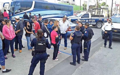 Los pasajeros agregaron que sospechan del chofer y el ayudante del autobús ya que nos los dejaron solicitar auxilio de inmediato. (EL SIGLO DE TORREÓN)