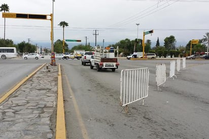 Clausura. Por la construcción de un monumento se cerraron calles en Monclova lo que causó un embotellamiento.