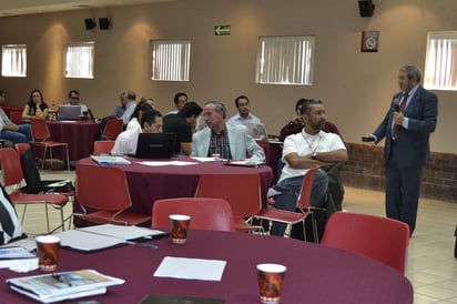 Taller. Valeriano Ruiz imparte taller sobre generación de energía eléctrica con instalaciones de Concentración Solar Térmica. (EDITH GONZÁLEZ)