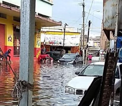 Daños. Durante más de media hora, la caída de hielo causó afectaciones diversas en la capital.