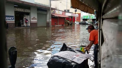 La inundación se debió principalmente a que las dos alcantarillas que hay se taparon con el exceso de basura. (CORTESÍA EL SIGLO DE DURANGO)