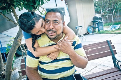 Décadas. Luego de dos décadas de vivir en la ciudad de Los Ángeles, José Ortiz fue deportado cuando manejaba rumbo a un Mc Donalds en Fontana, California; hoy, a dos años de la expulsión, se reúne nuevamente con toda su familia.