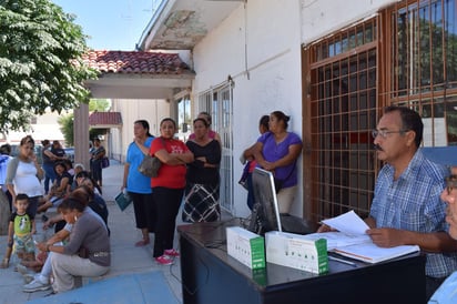 Entrega. Cada familia recibe 5 focos ahorradores de energía.