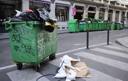 El paro afecta a diez de los veinte distritos de la capital donde la limpieza corre a cargo de trabajadores municipales y no de empresas subcontratadas. (ARCHIVO)