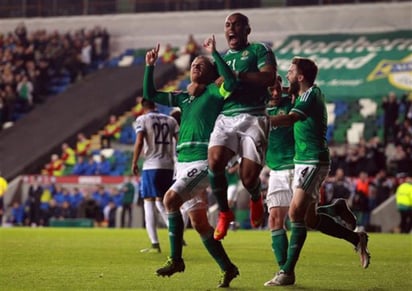 Steven Davis logró un doblete y Josh Magennis hizo el otro tanto por el equipo dirigido por Michael O'Neill. 