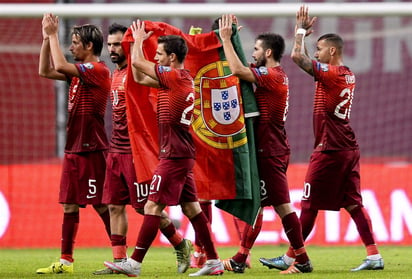 Los jugadores de la selección de Portugal agradecen a su afición luego de calificar a la Eurocopa de Francia 2016. 