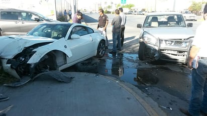 Choque. Choca contra camioneta y destroza su auto al impactarlo contra poste.