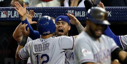 Los Rangers vencieron 6-4 a los Azulejos de Toronto en 14 innings y se pusieron a un juego de la Serie de Campeonato de la Liga Americana. (AP)