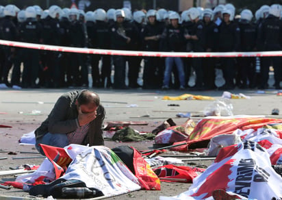 Se anunciaron tres días de luto oficial tanto por las víctimas del atentado de Ankara como por los soldados y policías muertos en los ataques de la guerrilla kurda en los últimos días. (AP)
