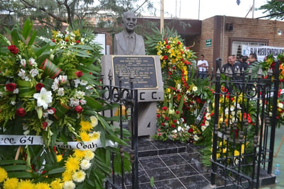 Aniversario. Ante el Busto de Napoleón Gómez Sada se colocaron ofrendas florales por parte de las veinte secciones. 