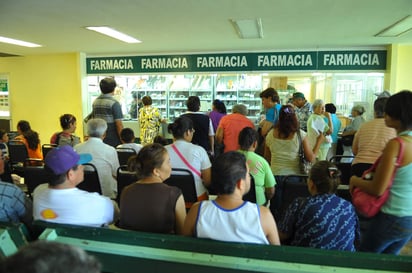 La iniciativa para que los mexicanos tengan servicios de salud, seguro de desempleo y una pensión, no se materializarán para este sexenio. (Archivo)