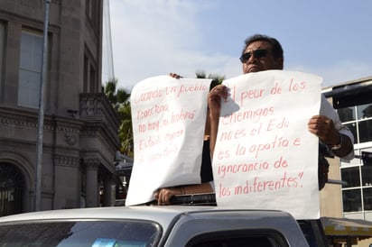 Manifestación. Docentes recorren Torreón y Gómez en caravana motorizada.