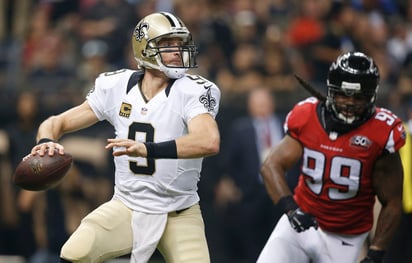 Drew Brees lanzó para 312 yardas con un pase de anotación y los Saints dieron la sorpresa y acabaron con el invicto de Atlanta. (AP)