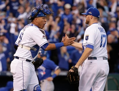 Un elevado de Ben Zobrist que de alguna manera se convirtió en hit dio inicio a un ataque de cinco carreras contra David Price, y los Reales de Kansas City remontaron para doblegar el sábado 6-3 a los Azulejos de Toronto. (AP)