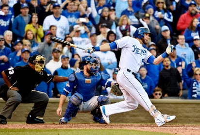 Alex Gordon conecta doblete productor de una carrera en la parte baja de la séptima entrada donde los Reales de Kansas City le dieron la vuelta a la pizarra. (AP)