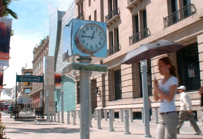 A atrasar el reloj. Este domingo termina el Horario de Verano, por lo que hay que prepararse. (ARCHIVO)