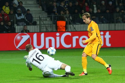 Ivan Rakitic vence al portero Sergei Chernik para anotar su segundo gol del encuentro en la victoria del Barcelona sobre el BATE Borisov. 