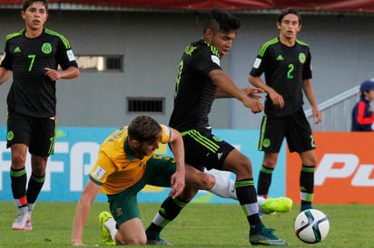 Jackson Bandiera (izq) de Australia y Eduardo Aguirre (der) de México durante el juego de la fase de grupos de la Copa Mundial Sub-17 en el Estadio Nelson Oyarzún en Chillán, Chile. (Jam Media)