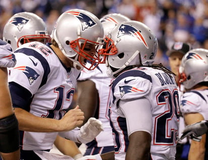 Tom Brady (i) festeja una anotación con el corredor LeGarrette Blount durante el segundo medio del juego ante los Colts de Indianápolis. 