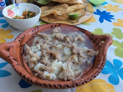 El pozole guerrerense se come acompañado de su tradicional y abundante botana conformado de tamales de pollo o puerco, tacos de requesón, chorizo o pollo, así como chalupas de tinga de pollo o puerco, y chicharrón. (NOTIMEX)