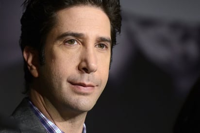 El actor y director estadounidense, David Schwimmer, quien es recordado como “Ross Geller”, de la serie “Friends”, celebra este lunes su cumpleaños 49 y lo hará con su regreso a la televisión. (ARCHIVO)