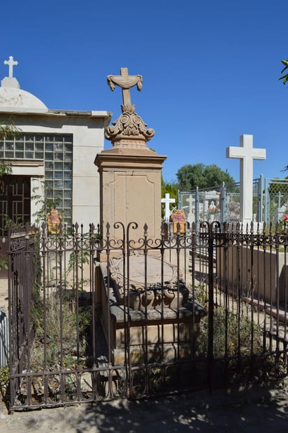 María de la Luz Aguilera. Tumba de María de la Luz Aguilera de Aguilera y Miranda, nacida el 14 de febrero de 1846 en Zacatecas y fallecida el 4 de diciembre de 1902. 'Su esposo e hijos le dedican este monumento para perpetuar su memoria', dice en la lápida. (DIANA GONZÁLEZ)