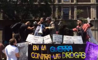 Mientras cada organización defendía su postura, los manifestantes comenzaron con empujones para intentar quitar el megáfono. (El Universal)