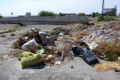 Sanciones. El lecho del río sigue convertido en un tiradero de escombro. (EL SIGLO DE TORREÓN) 