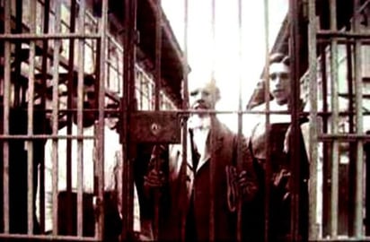 Tras las rejas de la Penitenciaría de Chihuahua se puede ver al doctor Ciro M. Santelices, 1918-1920.
