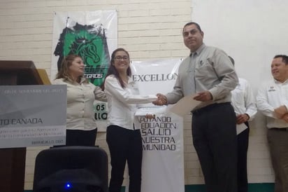 Premiación. Dan a conocer a la ganadora de un viaje a Canadá, por proyecto estudiantil en concurso Mejora tu Comunidad. (CORTESÍA)