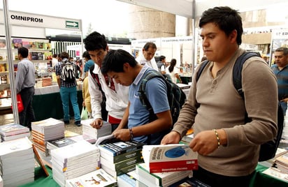 Un dato. Las figuras principales que animan a leer son los padres en 43.8 % y 60.5, los maestros.