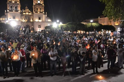 Movilización. La marcha culminó en la Plaza de Armas donde reiteraron las consignas contra la evaluación docente.
