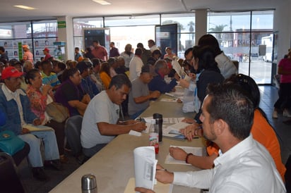 Supervivencia. Cientos de pensionados  fueron a cubrir el trámite. (EL SIGLO DE TORREÓN)