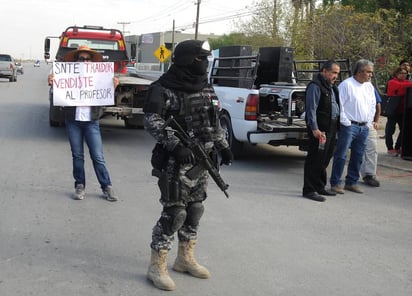 Represión. Elementos con armas de grueso calibre vigilaron la manifestación desarrollada por un grupo de profesores que protestaron en el ITT en contra del examen de permanencia.