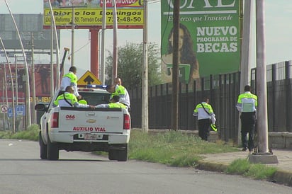 Intrépidos. Fueron sorprendidos agentes viales en la caja de una unidad oficial en el periférico. (CORTESÍA)