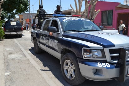 Operativo. Agentes policiales cuentan con una descripción de la mujer.