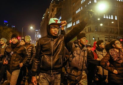 Varios de los manifestantes gritaban '16 disparos', en referencia a los balazos recibidos por Laquean McDonald, de 17 años. (EFE)