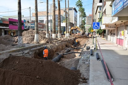 A cerrar.- El próximo martes, esperan terminar los trabajos de introducción de nuevas redes de drenaje sanitario, pluvial, así  como tomas domiciliarias de agua potable a la altura de la Rodríguez. (Fernando Compeán)