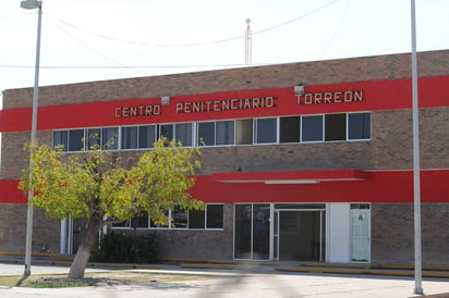 Detenidos. Aseguran a dos con diversa droga y una pistola, fueron remitidos ante el Ministerio Público. 