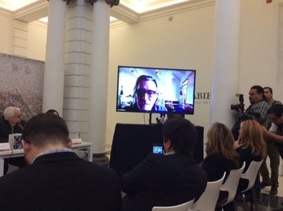 En una videoconferencia desde la ciudad de Los Ángeles, el actor británico dijo a que Blacklock lo convenció para exhibir su trabajo fotográfico. (TWITTER)